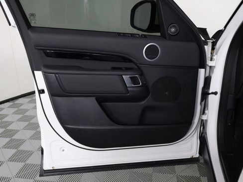 Used 2020 Land Rover Discovery SE AWD/4WD image 17