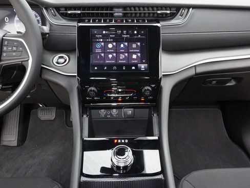 Used 2025 Jeep Grand Cherokee L Laredo RWD image 17