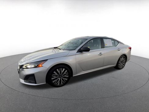 Used 2024 Nissan Altima 2.5 SV image 8