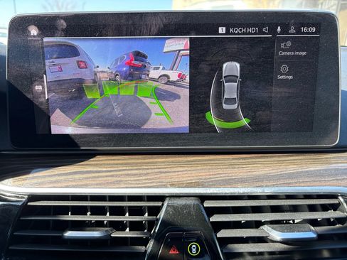 Used 2021 BMW 530i xDrive w/ Premium Package image 23