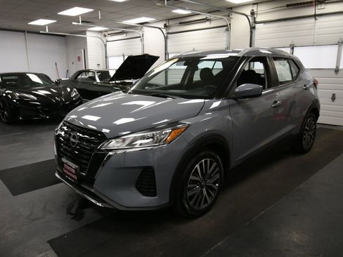 Used 2022 Nissan Kicks SV image 4