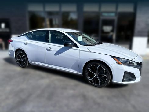 Used 2024 Nissan Altima 2.5 SR FWD image 7