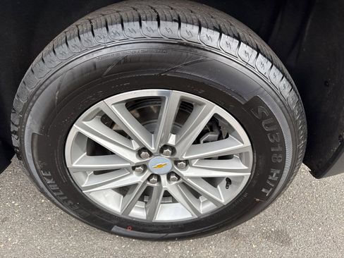 Used 2023 Chevrolet Traverse LT w/ Rear Camera Mirror Package image 10