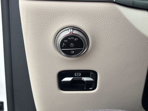 Used 2024 Mercedes-Benz GLC 300 4MATIC image 35