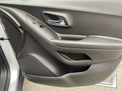 Used 2020 Chevrolet Trax LS image 23