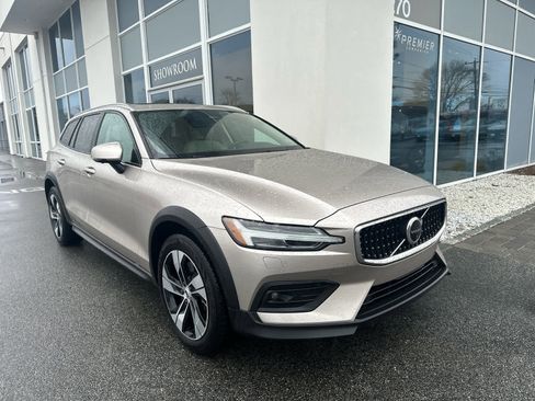 Used 2024 Volvo V60 B5 Cross Country Plus w/ Protection Package Premier image 4
