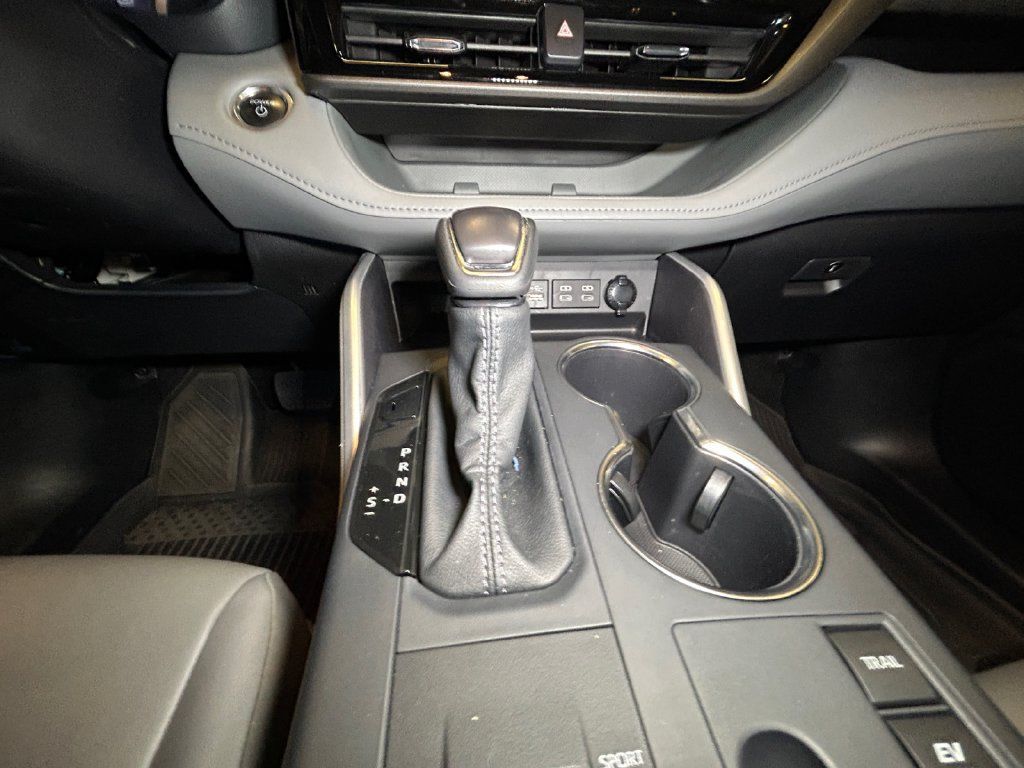 Used 2026 Toyota Highlander XLE AWD/4WD image 11