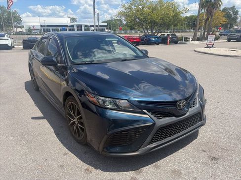 Used 2021 Toyota Camry SE image 3