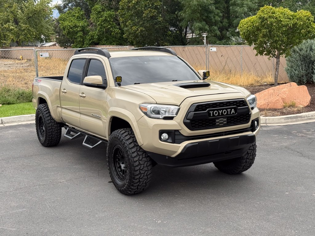 Used 2019 Toyota Tacoma TRD Sport w/ Technology Package AWD/4WD image 2