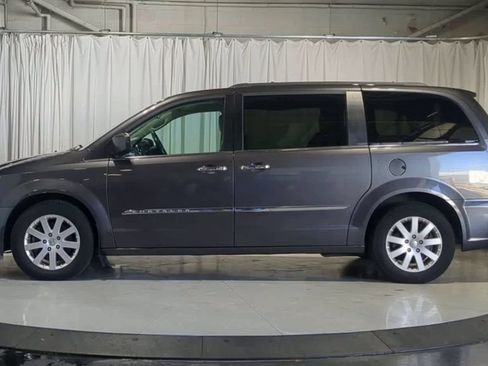 Used 2016 Chrysler Town & Country Touring w/ Driver Convenience Group FWD image 6