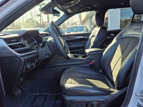 Used 2023 Jeep Grand Cherokee Trailhawk w/ Luxury Tech Group III image 2