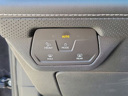 Used 2025 Volkswagen Atlas SE image 31