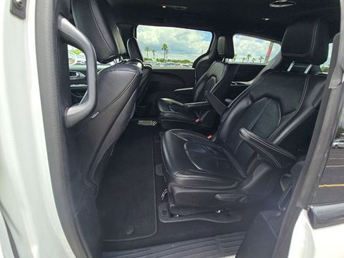 Used 2022 Chrysler Pacifica Touring-L w/ Uconnect Theater Family Group FWD image 9