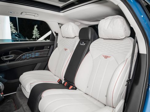 Used 2025 Bentley Bentayga Extended Wheelbase image 24