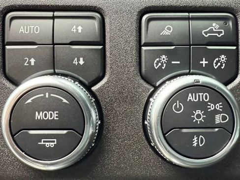 Used 2023 Chevrolet Silverado 1500 LT AWD/4WD image 25