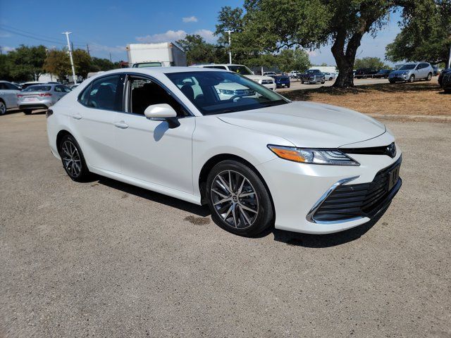 Used 2022 Toyota Camry XLE w/ Cold Weather Package FWD image 3