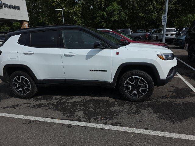 Used 2025 Jeep Compass Trailhawk w/ Sun & Sound Group AWD/4WD image 2