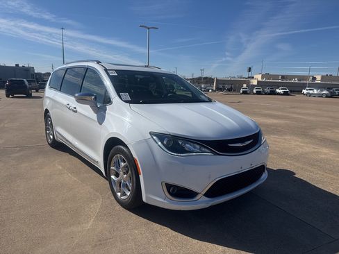 Used 2018 Chrysler Pacifica Limited image 1