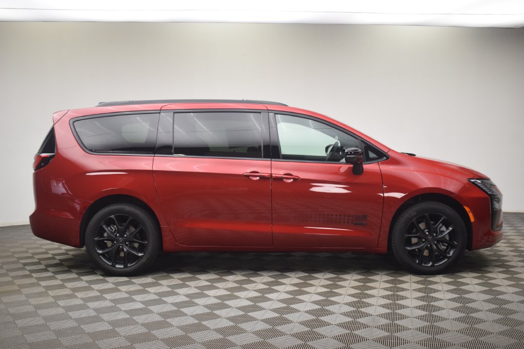 New 2027 Chrysler Pacifica Select AWD/4WD image 3