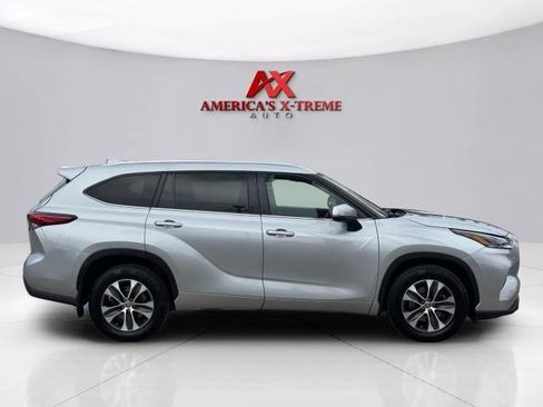 Used 2021 Toyota Highlander XLE AWD/4WD image 6