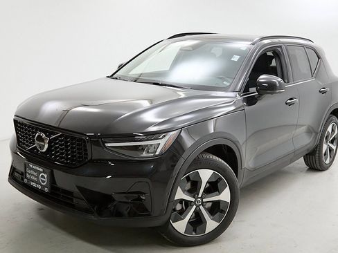 Certified 2024 Volvo XC40 B5 Plus w/ Climate Package image 2