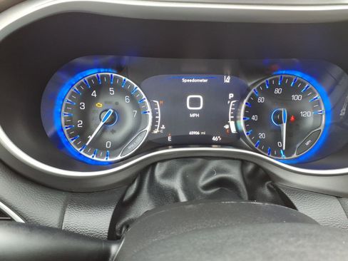 Used 2023 Chrysler Pacifica Touring-L image 17