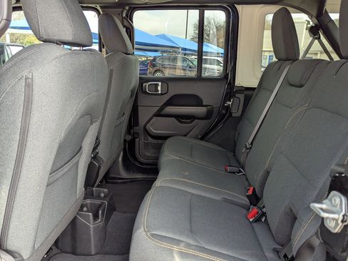 Used 2025 Jeep Wrangler Sahara image 15