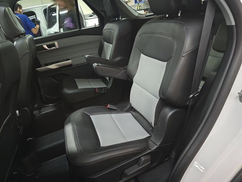 Used 2023 Ford Explorer XLT w/ Equipment Group 202A AWD/4WD image 17