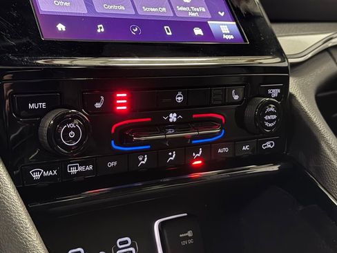 Used 2022 Jeep Grand Cherokee Altitude AWD/4WD image 21
