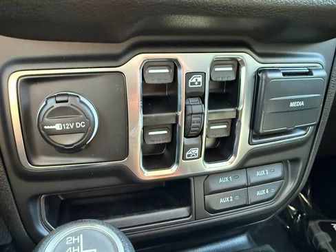 New 2025 Jeep Gladiator Sport image 23