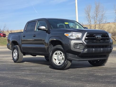 Used 2019 Toyota Tacoma SR image 2