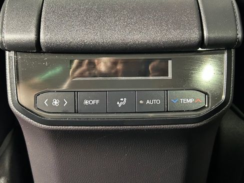Used 2021 Toyota Highlander XLE AWD/4WD image 19