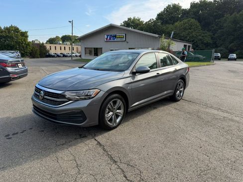 Used 2024 Volkswagen Jetta SE FWD image 1