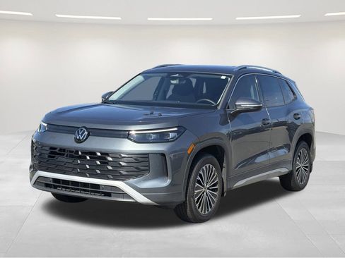 Used 2025 Volkswagen Tiguan S image 1