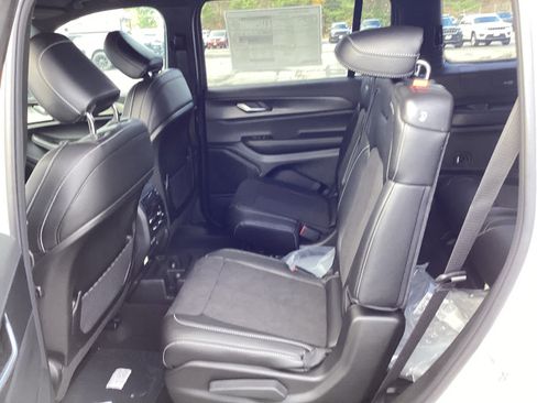 New 2025 Jeep Grand Cherokee L Laredo image 10