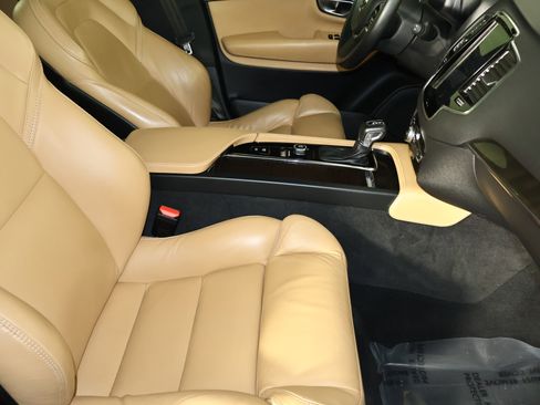 Used 2018 Volvo XC90 T6 Momentum w/ Convenience Package image 41