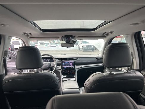 Used 2023 Jeep Grand Cherokee Limited w/ Black Appearance Package image 43