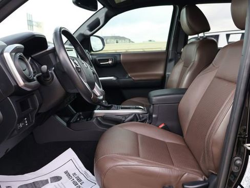 Used 2016 Toyota Tacoma Limited w/ Towing Package image 10