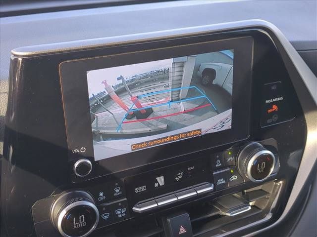 Used 2025 Toyota Highlander LE FWD image 13