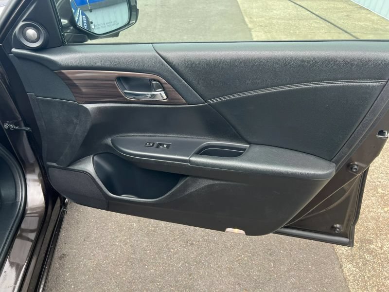 Used 2017 Honda Accord EX-L image 8