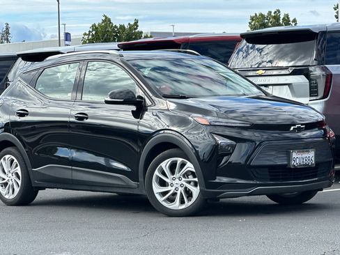 Used 2022 Chevrolet Bolt EUV LT w/ Driver Confidence Package image 2