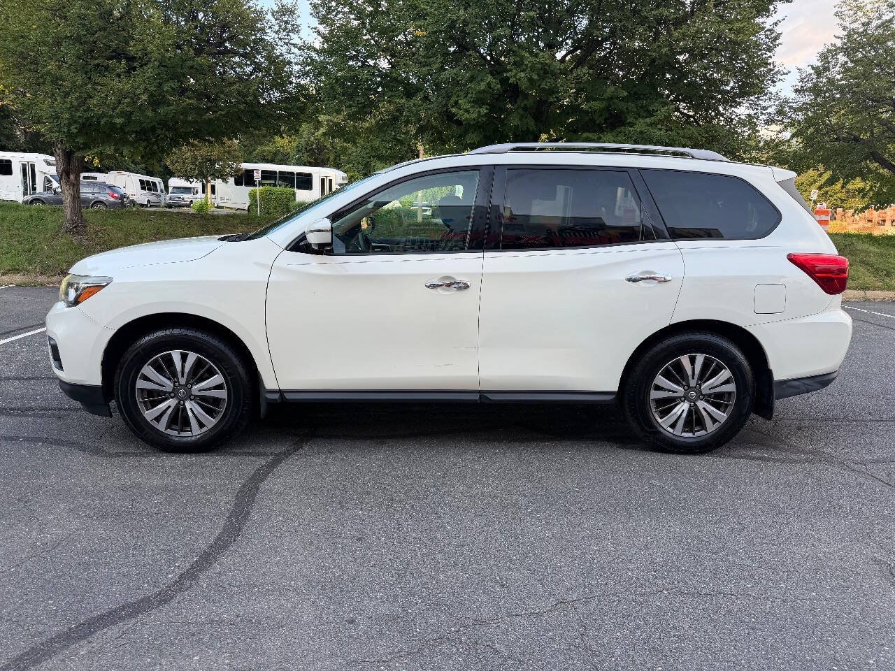 Used 2017 Nissan Pathfinder SL w/ SL Tech Package AWD/4WD image 3