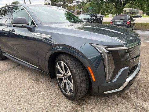 Used 2025 Cadillac Escalade IQ Luxury 2 w/ LPO, Premium Carpet Package AWD/4WD image 8