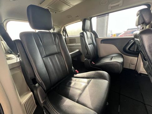 Used 2016 Chrysler Town & Country Touring image 11