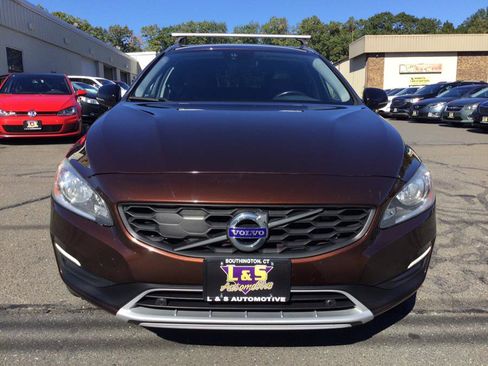 Used 2017 Volvo V60 T5 Cross Country w/ Climate Package image 2