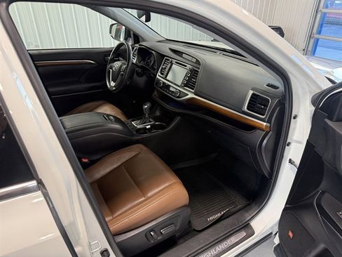 Used 2019 Toyota Highlander Limited image 29