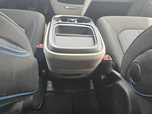 Used 2021 Chrysler Pacifica Touring FWD image 6