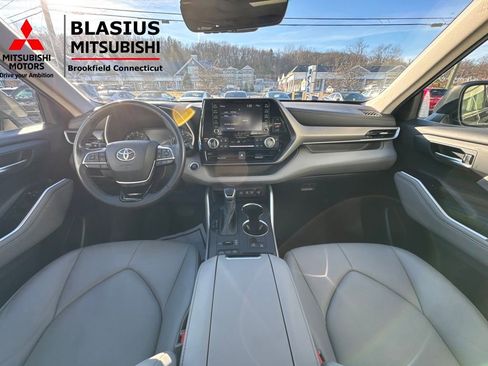 Used 2021 Toyota Highlander XLE image 24