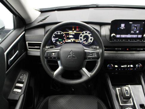 Used 2022 Mitsubishi Outlander ES image 17