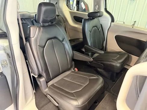 Used 2024 Chrysler Pacifica Touring-L FWD image 20